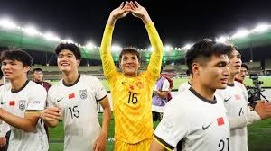 韦世豪给患重症小球迷林子金赠送签名足球，并与他保持联系